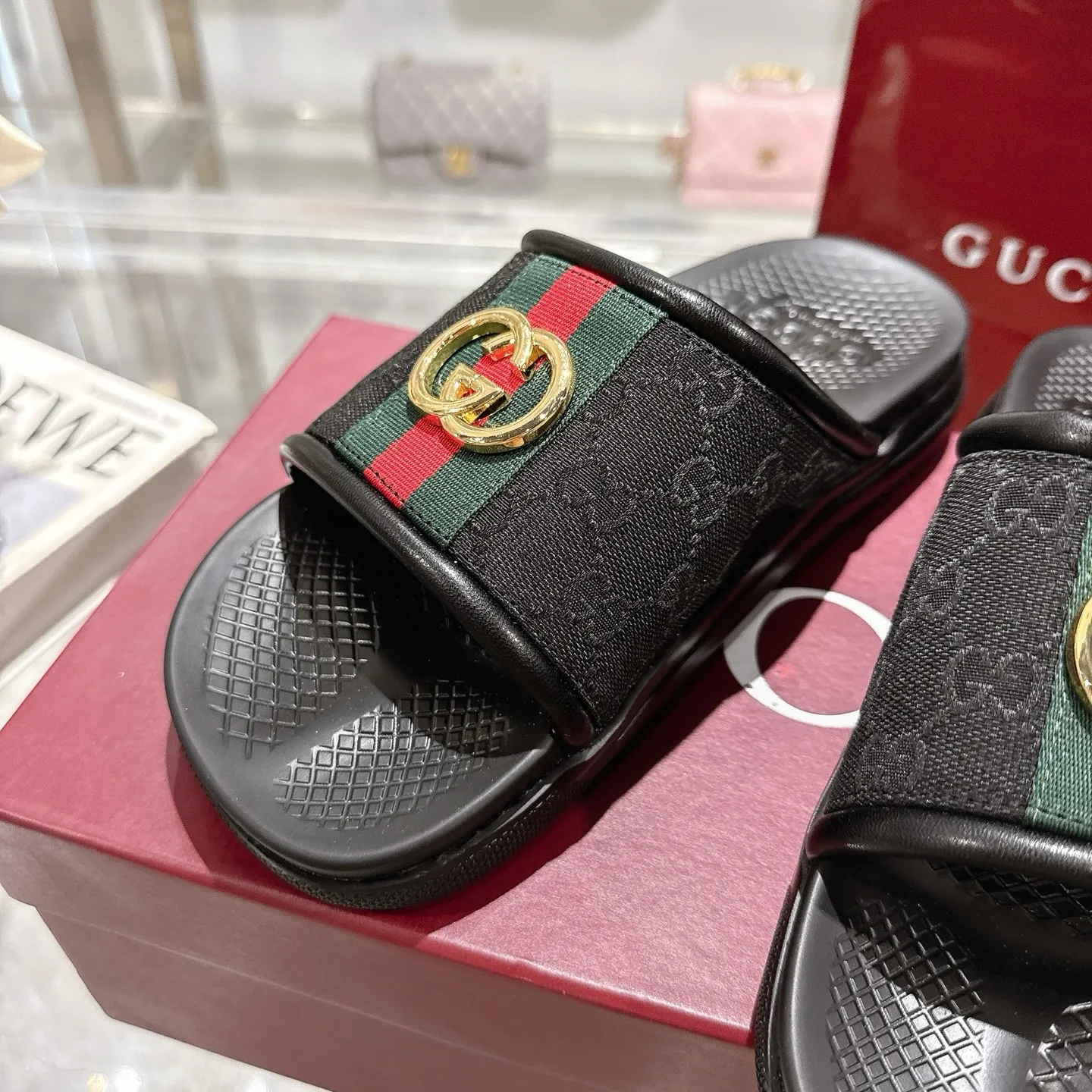 👑 Men's Shoes 420💰 New Summer Men's Slip-On Slides This piece is inspired by the summer spirit and beach clubs of the Italian coast and is part of Gucci Lido. The Pre-Fall collection reinterprets the brand's signature elements and sophisticated patterns in a contemporary way. Made from black rubber, these flat sandals feature a slip-on design that reinterprets the brand's distinctive green and red web design.  GG Classic Upper Men's Molded Rubber Footbed GG Gold Hardware Logo Flat Made in Italy Size: Men's 40 to 47,